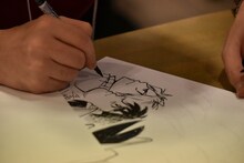 真島ヒロのライブドローイングの様子。