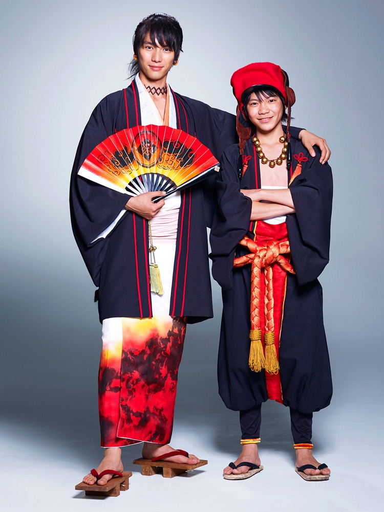 左から福士蒼汰扮する曇天火、若山耀人扮する曇宙太郎。