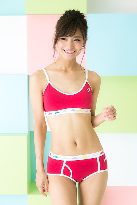 「おそ松モデル ノンワイヤーブラ＆ガールズブリーフセット」着用画像