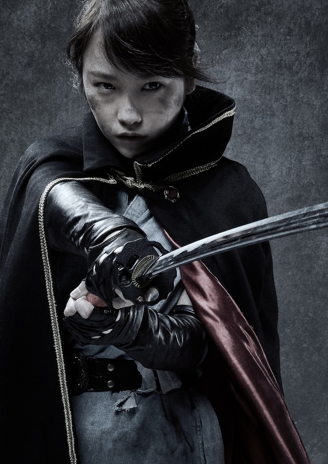 川栄李奈演じるあずみ。