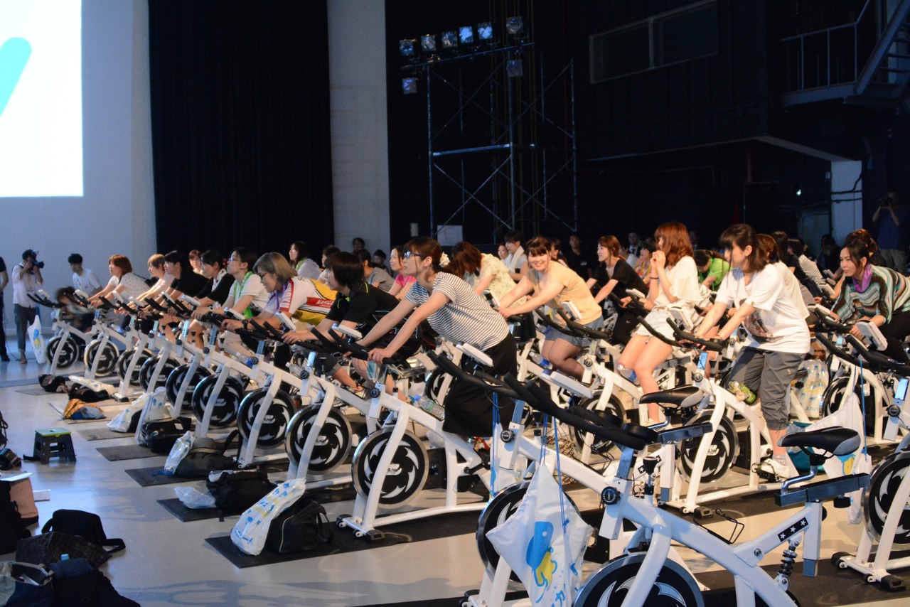“体験”試写会の様子。参加者は冒頭10分間、全力でエアロバイクを漕がないと上映が止まってしまう。