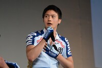 自分の筋肉に手を当てる、泉田塔一郎役の青木空夢。