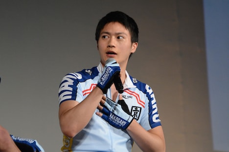 自分の筋肉に手を当てる、泉田塔一郎役の青木空夢。