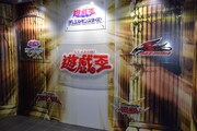 「『遊☆戯☆王』20th展～ロード・オブ・デュエリスト～」の展示の様子。
