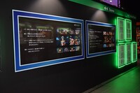 「『遊☆戯☆王』20th展～ロード・オブ・デュエリスト～」の展示の様子。