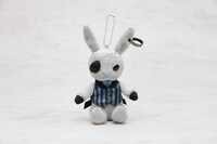 「ビターラビットミニ シエル」はバッグに付けやすいサイズ感。枢やなが新たにデザインしたシエルの「豪華客船編」衣装バージョンだ。