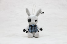 「ビターラビットミニ シエル」はバッグに付けやすいサイズ感。枢やなが新たにデザインしたシエルの「豪華客船編」衣装バージョンだ。