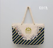 「マリントートバッグ」。「豪華客船編」に登場するキャラクターモチーフを、枢やなが1つひとつ描き下ろし、マリン風のデザインに落とし込んでいる。