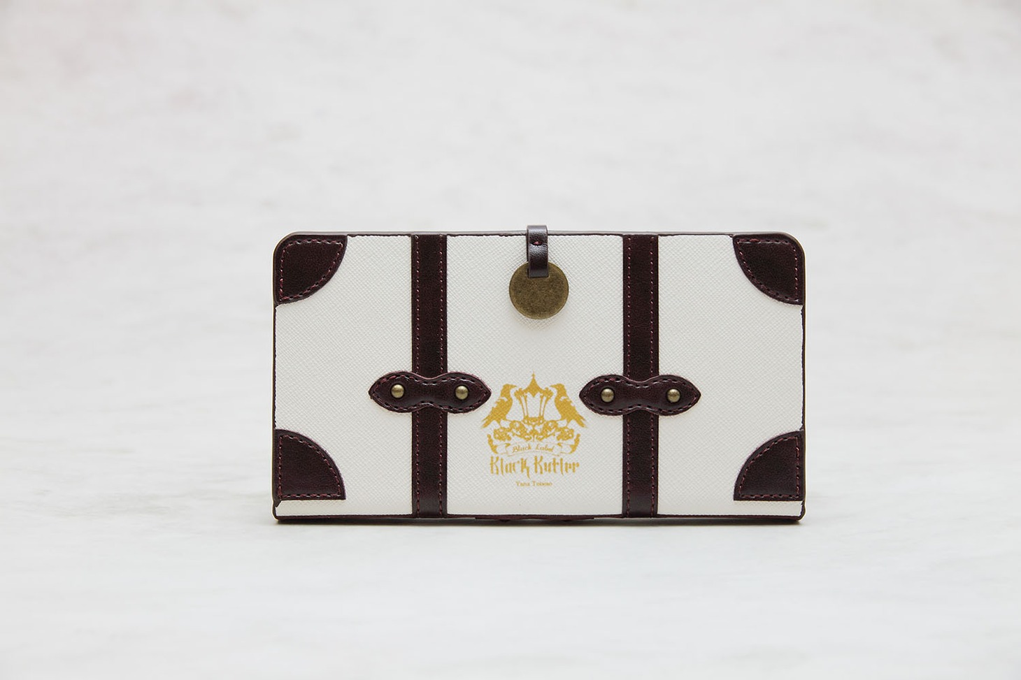 「豪華客船編」でシエルが持ち運んだトランクのデザインがあしらわれたスマホケース。