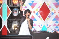 「こんにちタイガー！」と観客に挨拶する八代拓。