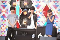 驚きの表情を浮かべながらオープニング映像を観るキャスト陣。