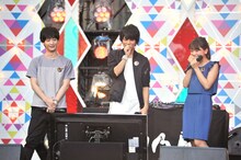 驚きの表情を浮かべながらオープニング映像を観る声優陣。