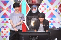 オープニング映像を観る（左から）梅原裕一郎と八代拓。