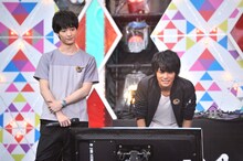 オープニング映像を観る（左から）梅原裕一郎と八代拓。