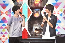 （左から）梅原裕一郎、八代拓。