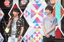 （左から）鈴村健一、梅原裕一郎。