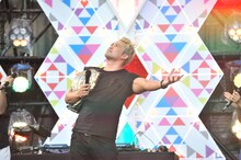 レインメーカーポーズを披露するオカダ・カズチカ。