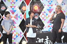 （左から）梅原裕一郎、八代拓、オカダ・カズチカ。