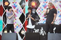 （左から）梅原裕一郎、八代拓、オカダ・カズチカ。