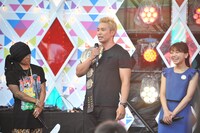 （左から）HAN-KUN、オカダ・カズチカ、三森すずこ。