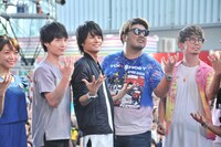 オカダ・カズチカのポーズを真似てフォトセッションに応じる、（左から）三森すずこ、梅原裕一郎、八代拓、RED RICE、SHOCK EYE。