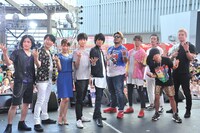 （左から）森田成一、鈴村健一、三森すずこ、梅原裕一郎、八代拓、湘南乃風、オカダ・カズチカ。