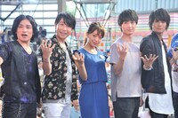 「タイガーマスクW」スペシャルイベントの様子。（左から）森田成一、鈴村健一、三森すずこ、梅原裕一郎、八代拓。