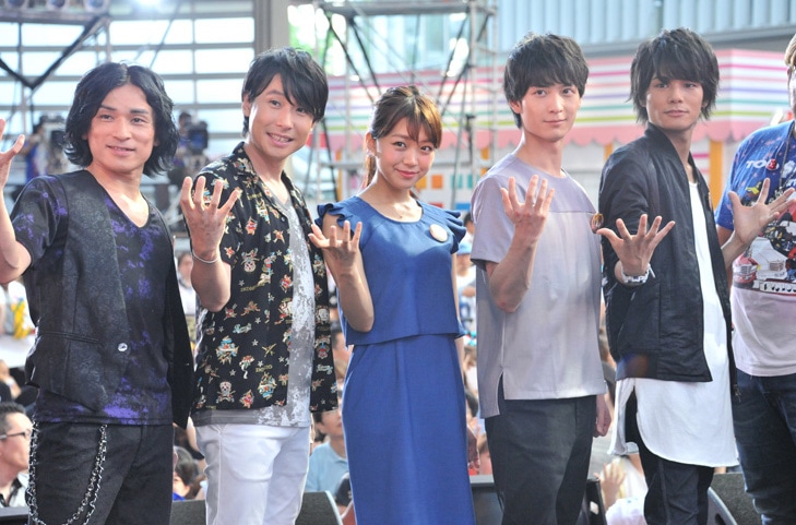 （左から）森田成一、鈴村健一、三森すずこ、梅原裕一郎、八代拓。