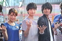 （左から）三森すずこ、梅原裕一郎、八代拓。