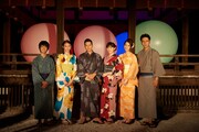 実写ドラマ「福家堂本舗 -KYOTO LOVE STORY-」のキャスト集合写真。左から前田旺志郎、宮野陽名、市原隼人、早見あかり、佐々木希、山下健二郎。