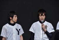 囲み取材の様子。