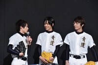 囲み取材の様子。