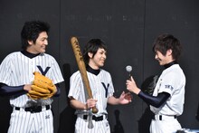 薬師高校チームにもインタビューする小澤廉。