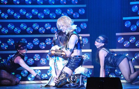 櫻井圭登演じる吉原詩郎と、三上俊演じる吉原安里。