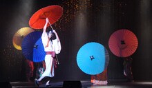 傘を使ったダンスパフォーマンスをする、櫻井圭登演じる吉原詩郎。