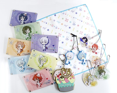 「アイドリッシュセブン」のポップアップショプに並ぶIDOLiSH7のグッズ。