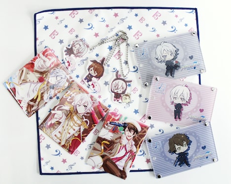 「アイドリッシュセブン」のポップアップショプに並ぶTRIGGERのグッズ。