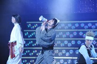 末原拓馬演じる山田光路郎が、メガホン片手に歌う様子。