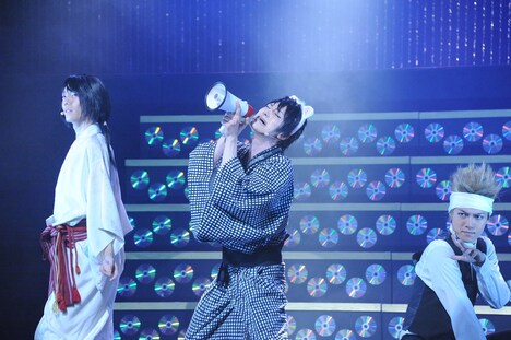 末原拓馬演じる山田光路郎が、メガホン片手に歌う様子。