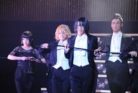 洋装に身を包み、ステッキを使ったダンスを披露する。