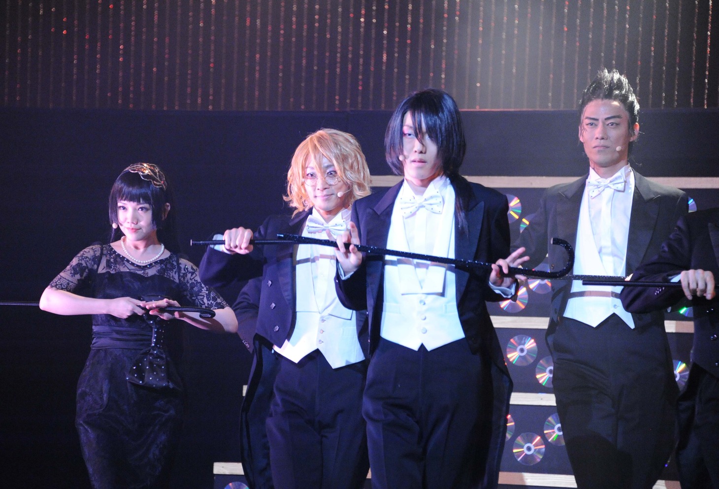 洋装に身を包み、ステッキを使ったダンスを披露する。