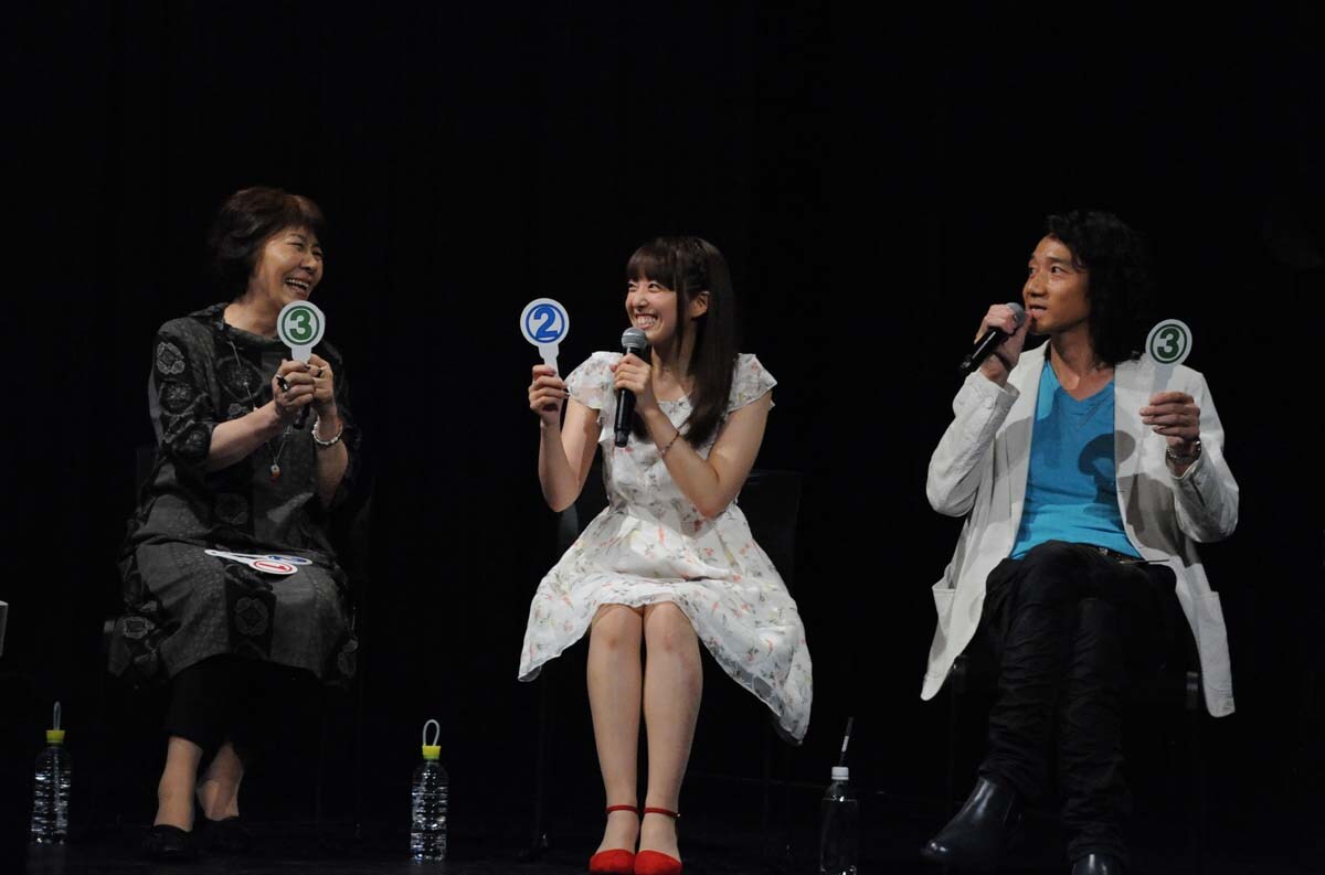 奈良県にまつわるクイズに答える一同。