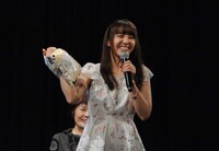 賞品の米2kgをもらい喜ぶ加藤英美里。