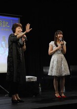 観客とじゃんけんをする里中満智子。