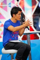 司会の加藤泰平アナウンサー。