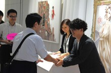 観客と握手する坂本眞一。