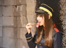 エゾシカの塩焼きを食べる内田理央。