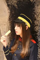 子持ち昆布の串揚げを食べる内田理央。