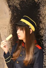 子持ち昆布の串揚げを食べる内田理央。