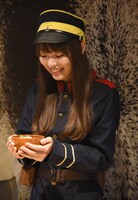 ウサギのチタタプの汁物を手にした内田理央。